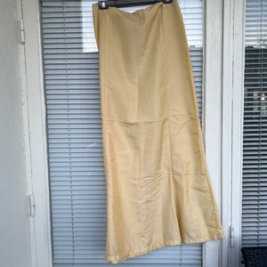 Kjol  - Vintage sommarkjol i superbra skick. Säljes då den är för stor för mig. Strl: 40. Kan dock även användas som en klänning utan ärmar! 