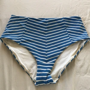 Randig bikinitrosa  - Blå/vit randig bikinitrosa från H&M. Modellen är högmidjad och tyget är strukturmönstrat. Aldrig använda🐬
