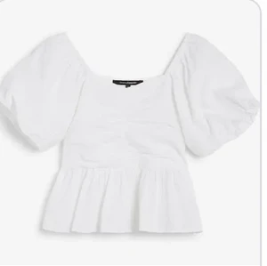 KappAhl - Jättefin sommar blus, aldrig använd då stor urringning, köpt för 400kr men säljer för 150kr💕