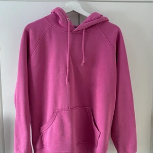 Rosa huvtröja från bikbok  - Rosa huvtröja från bikbok, den är ganska använd men ändå i fint skick. Mitt pris blir 110 kr ink frakt