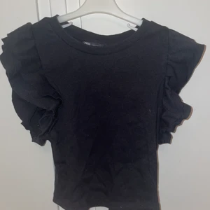Zara tröja  - Säljer denna extremt snygga volang tröjan från zara i storlek S. Säljer då den inte kommer till användning. Kontakta mig vid intresse! 