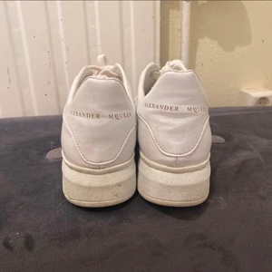Skor Alexander Mcqueen - Vita skor från Alexander Mcqueen (INTE ORGINAL) bilden gör dom inte rättvis då dom ser smutsiga ut,vilket dom inte är. Strl 36 men skulle säga mer som en 37. Köparen står för frakten 