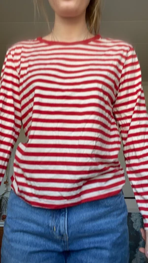 Randig långärmad tröja Monki strl S - Skitsnygg och trendig långärmad tröja från Monki. Har tidigare använts flitigt men kommer tyvärr inte längre till användning. Är luftig och skön, perfekt nu till våren.