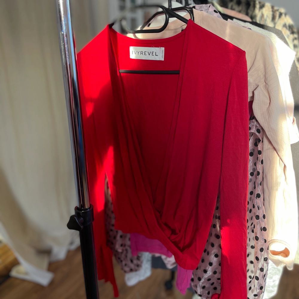 Köpte denna Ivyrevel tröja på någon butik i Sthlm för något år sedan, men har tyvärr inte använt den en enda gång då jag inte tycker den passar mig. Andra bilden är för att visa ärmarna som är vida och har en liten knytdetalj!💗 Köparen står för eventuell frakt!✌🏼. Toppar.