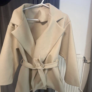 Kappa - Säljer min kappa den är beige och går över rumpan men är kortare än till knäna jag kan skicka fler bilder vid intresse, jag har aldrig använt den ute bara testat inne och i affären❤️