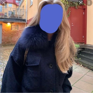 Meotine - Blå meotine jacka! Jag har lagt upp en till annons på mitt andra konto men kommer inte in på det!😞 Den har inga slitningar och är använd ungefär 3 gånger! Älskar verkligen denhär jackan men har så många andra😩 Säljer den för 2500kr. Den är i storlek S/M o jag som är xs/s/m passar den perfekt!😍 Är bortrest tills nästa söndag!!