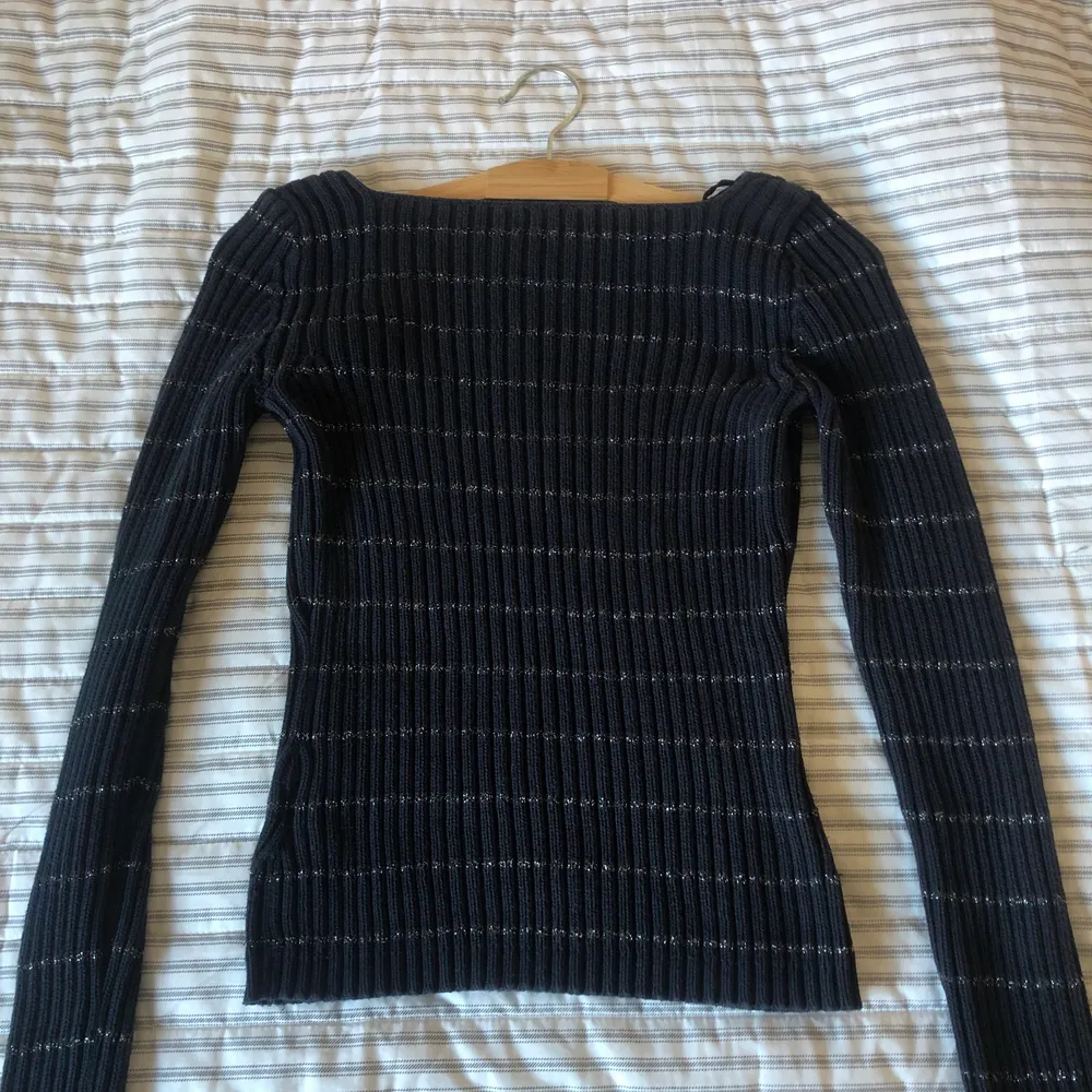 Mörkblå tröja med silvriga ränder. Passar XS/S. Seljer för 120 + frakt (pris kan diskuteras) . Tröjor & Koftor.