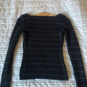 Mörkblå tröja med silvriga ränder. Passar XS/S. Seljer för 120 + frakt (pris kan diskuteras) 