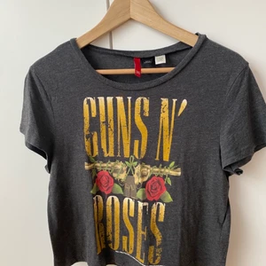 T-shirt Guns n’ Roses - Topp från H&M, Guns n’ Roses. Mjukt och stretchigt material.  Storlek 36. Material enligt bild. I välanvänd skick, men kan vara som den är gjord (inköpt på second hand).
