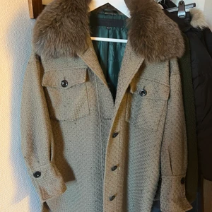 Meotine long Charlie jacket - Säljer min meotine jacka i long veriasion av den vanliga Charlie jacket. Super fin, använt men nästan som ny. Avtagbar päls. Väldigt oversized i storlek xs/s. Sista bilden är lånad på den vanliga versionen, så ser den ut i dagsljus.