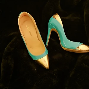 Classy högklackar - S 35, har använt dem 3 gånger, jag har för korta tår dör dom här skorna, det skulle passa bra för någon som har långa, jag tror att dem även kan passa på någon s 36 om du har smala fötter. Klackarna är runt 9cm