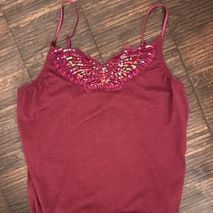 Fjäril linne - Linne med fjäril i lite glitter!! Jättefint i lila/rosa färg!!💕