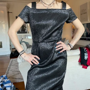 Glitter klänning  - Köpt på hm men aldrig använd. Står storlek 38 men passar 36 också! 