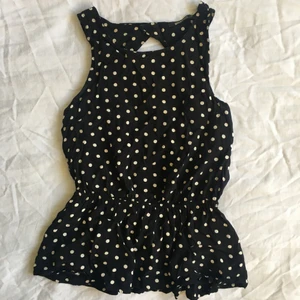 Prickig topp med bar rygg 🖤🤍 - I fint skick 🖤 Söt & prickig topp 🤍 Öppen rygg 🖤