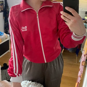 Sport-tröja :) - En jättefin sport-aktig tröja från humana☺️ aldrig använd av mig, då den inte är min stil riktigt :/ säljer billigt, köparen står för frakten💕💕 På lappen står det att den är XL, men jag skulle faktisk kalla det en M :)