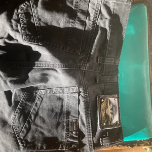 Svarta äkta Armani jeans  - Jag är 170cm dem passar mig perfekt, Finns lite utrymme ner till