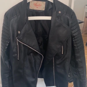 Skinnjacka svart - Svart skinnjacka från Chiquelle storlek 40/M. Har ett hål i höger ficka, inget som syns. Ej äkta skinn