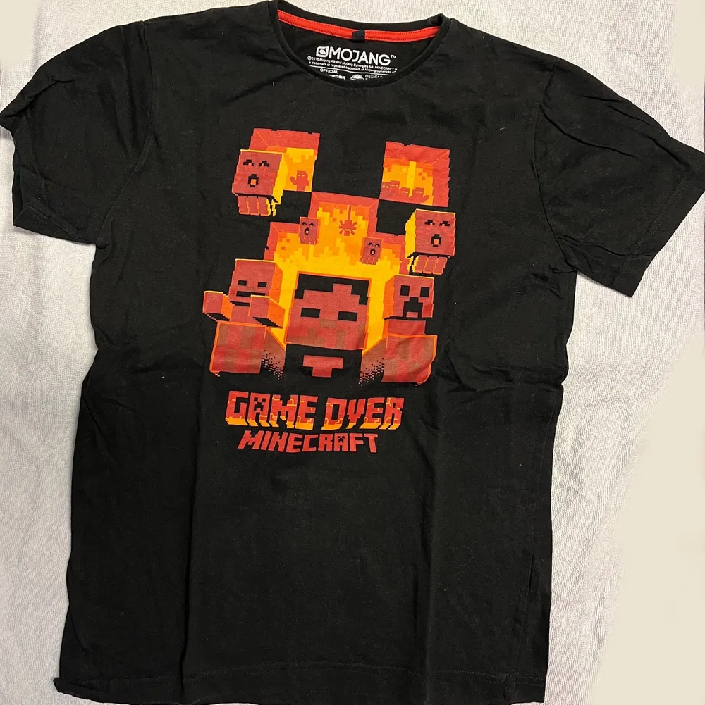 Svart t-shirt med Minecraft tryck. Sparsamt använd. Ev frakt betalas av köparen. . T-shirts.