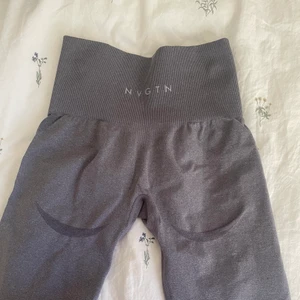 Nvgtn - Säljer dessa slutsålda träningstights från nvgtn. Helt oanvända ❤️ Jag betalade 620 inklusive frakt! 