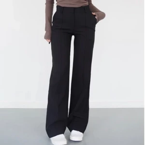 KOSTYMBYXOR  - Säljer dessa svarta kostymbyxor från Venderbys!! Storlek 36 och passar mig perfekt som är 170 cm💞PRIS KAN DISKUTERAS!