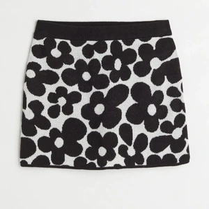 Kjol  - Så fin stickad kjol från HM. Aldrig använd då jag fick en likadan i present när jag precis hade köpt den💕