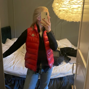 Moncler Väst - Säljer nu ett av mina absolut snyggaste plagg pga brist på användning då jag har så mycket jackor!!! Köpte denna från farfetch 2019 men har dessvärre inga lappar etc kvar. Går ju självklart att garantera äkthet genom att scanna loggan. 