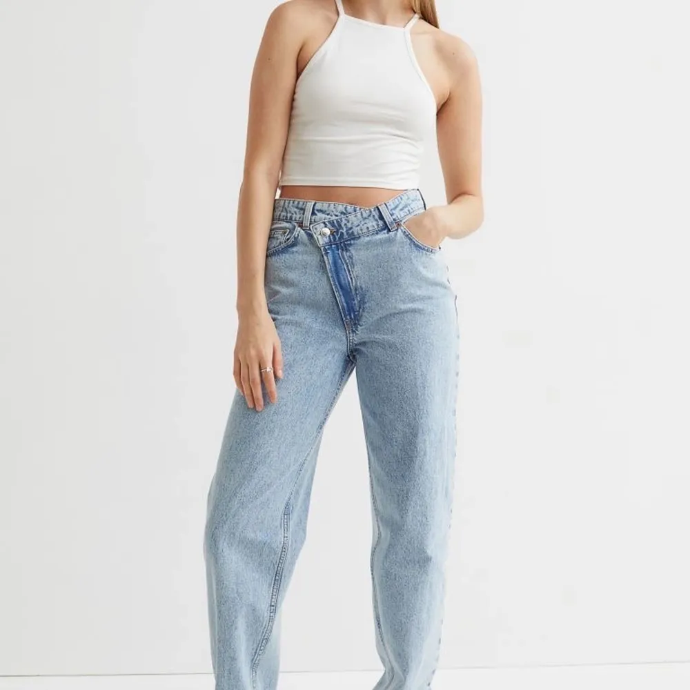 Säljer dessa skitcoola jeans från H&M i modellen ”90’s Straight Baggy Jeans”. Går ner till hälen på mig som är 1,62. Använda en gång så de är i väldigt fint skick💙 (Köparen står för frakten). Jeans & Byxor.