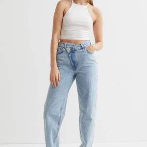 Säljer dessa skitcoola jeans från H&M i modellen ”90’s Straight Baggy Jeans”. Går ner till hälen på mig som är 1,62. Använda en gång så de är i väldigt fint skick💙 (Köparen står för frakten)