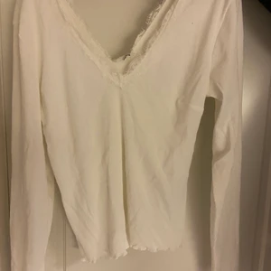 V-ringad topp  - 100kr inklusive frakt💓 V-ringad topp med spets i storlek L, aldrig använd så den är i väldigt bra skick💓