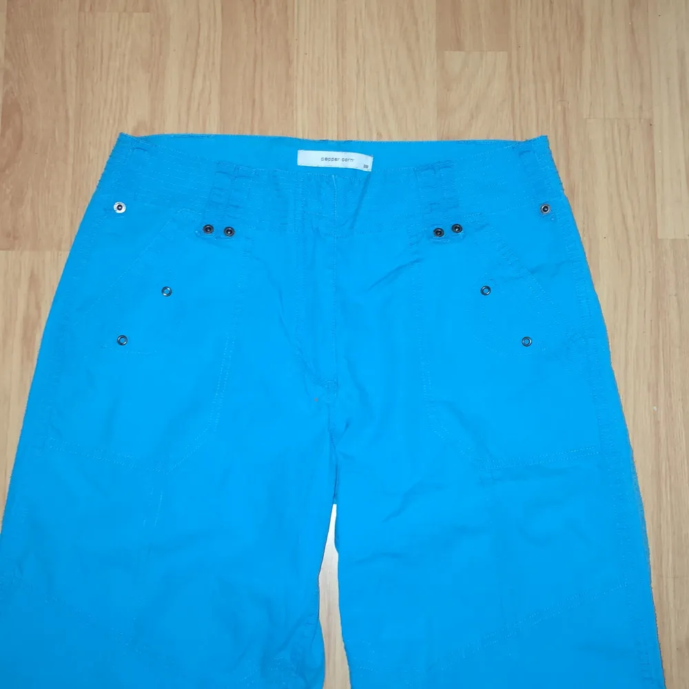 blåa cargo byxor i storlek 38, köparen står för frakt💚. Jeans & Byxor.