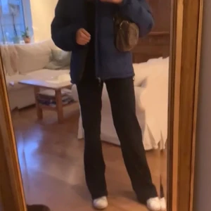 Only jeans - Superlånga ”jeans” (väldigt stretchiga) från Only. Modell: Gilly mid waisted wide. Färg: marinblå. Inga defekter men väl använda. Dom är ptroligt sköna eftersom dom är superstretchiga så dom passar S-M/L. Jag är 180. 