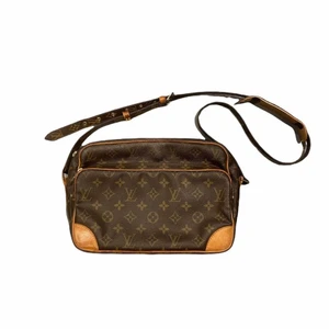 Louis Vuitton  - ÄKTA Louis Vuitton nile bag - skick 9/10 väldigt bra skick. Väldigt eftertraktad väska ! Vid mer frågor kom DM. meet up i Stockholm eller så står köpare för frakt. Kan gå ner i pris vid snabb affär. Jag kan även ta emot byten. :)