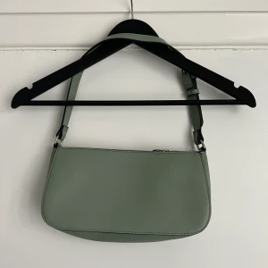 Grön väska  - Aldrig använd, har en innerficka med dragkedja