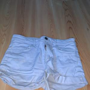 Gråa HM shorts i storlek 146. Säljer för att de är för små 💗