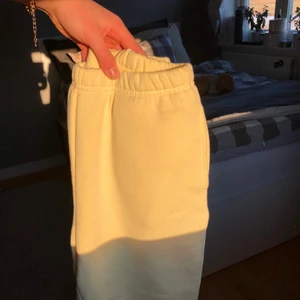 Byxor - Ljusgula mjukisbyxor storlek S! 