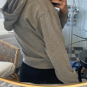 Grå hoodie - Superfin hoddie som jag bara använt ett fåtal gånger, Den är i storlek xss men passar mig som har xs/s. 💕💕