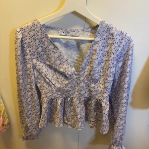 Blus med mönster - Mönstrad blus med lila effekter, fin blus med bra skick. Härliga färger. Använd fåtal gånger. Nypris 299kr 