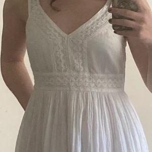 vit sommarklänning M - har aldrig använt plagget, superfin, passar S-L,väldigt tunn nästan genomskinlig, passar perfekt på sommaren!