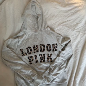 Victoria Secret Hoodie - Säljer min Victoria Secret Pink hoodie som jag köpte i London i storlek M. Säljer för 100kr 💂🏼‍♀️🇬🇧