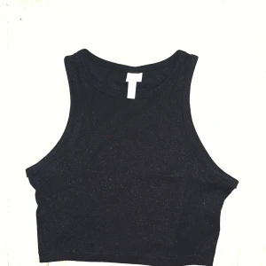 Glittriga tanktoppar - 2 festliga glittriga tanktoppar från HM. Orginalpris: 99 kr/st. Köptes vid nyår men var för stora för mig. Den svarta är använd 2 ggr men annars är de båda helt oanvända och helt i nyskick. 💞 Säljer dessa för 50 kr/st. ⭐️❤️