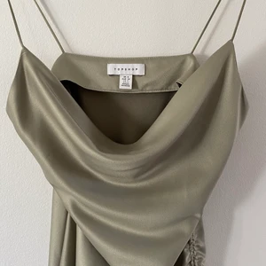 LJUSGRÖN silkesklänning - Aldrig använd, helt slutsåld och går inte att få tag på längre, kort klänning💕Passar XS-S