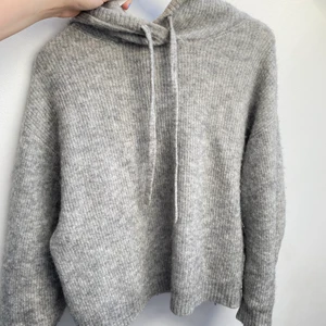 Stickad Huvtröja Other stories  - Stickad grå huvtröja från & Other Stories💗 den är så så mysig!! Sista bilden är lite suddig men det är ett exempel på hur den sitter på 😘👌🏼 Strl. S men är lite oversized! 