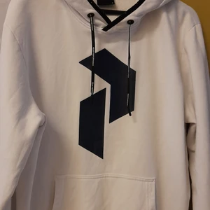 Peak Performance Hoodie  - Peak performance hoodie i mycket fint skick. Använd få gånger och det kan ni se på bilderna. Fräsch färg och fina detaljer. Säljer den pga storleksbyte.