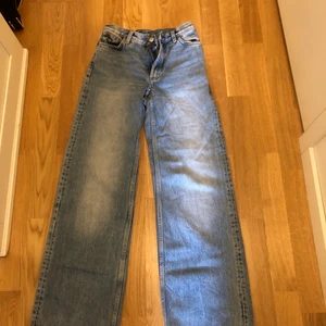 Mid Rise jeans  - Säljer dessa mid Rise jeans som tyvvär har blivit försmå för mig! Jag är 169 cm och de är lite för korta på mig och lite för små i midjan!!💗💗