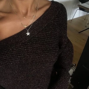 Mango glitter one shoulder topp - Säljer denna fina topp, passar perfekt till en middag eller fest. Får ingen användning för den, använd endast en gång dvs i mkt fint skick. Strl S men passar XS oxå. Jag är 161. 180kr (frakt inkluderat) 😗