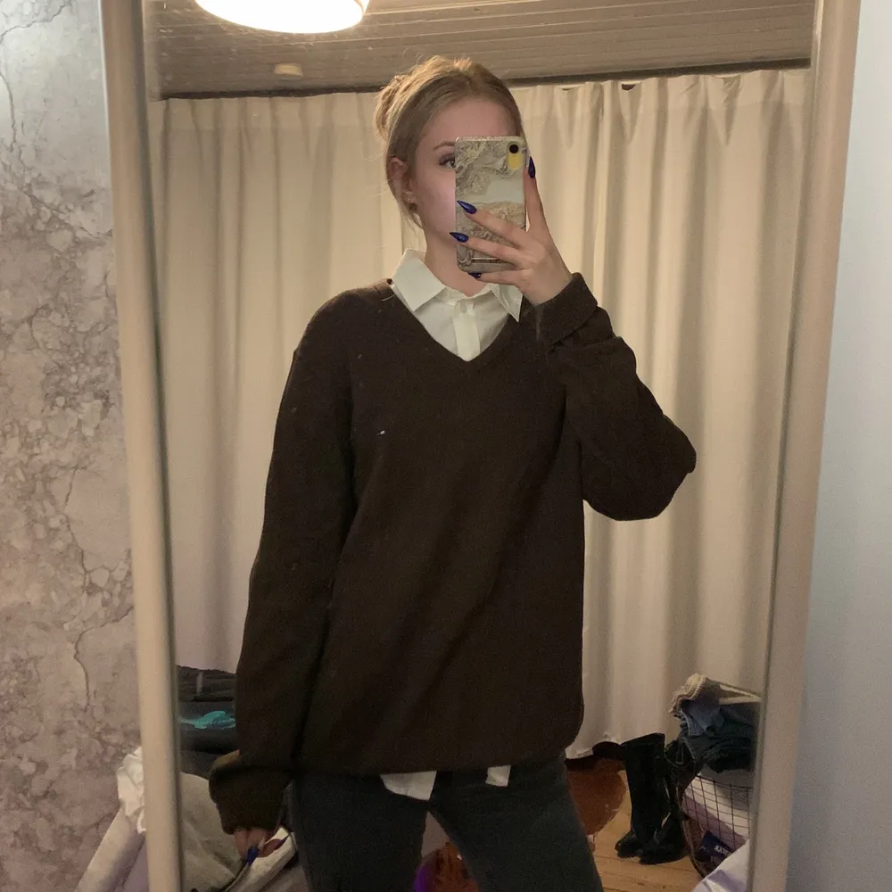 Hejsan! Säljer denna mörkbruna tröja från tommy hilfiger. Det är en väldigt mjuk cotton cashmere blend vilket innebär att den håller värme bra samtidigt som den andas. Säljes då den inte passar min stil längre. Köparen står för frakt!❤️. Neuletakit & Villapaidat.