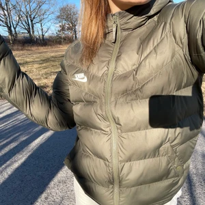Militär grön jacka  - Säljer denna fina jacka ifrån nike. Jag har användt den endast 5-6 gånger. Skit snygg och väldigt vårig i färg och varme. Den passar till många olika färger och är en riktigt pärla för dig som inte riktigt alltid vill ha en svart eller vit jacka med ändå basic. 