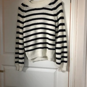 Randig tröja - Säljer denna tröjan som egentligen är från barnavdelningen men är stor i storleken och kan passa upp till en M. Inga skador och gratis frakt ❤️