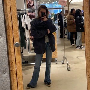 Vårjacka - Säljer denna populära satinjacka från h&m som är slutsåld, den är i strl S och i jättebra skick. Jag är 162cm lång. Nypris: 250kr🤪😁💕Köp direkt för 550kr