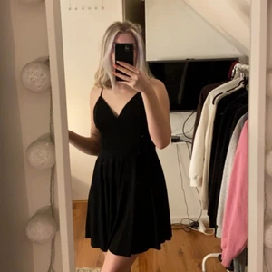 Svart klänning  - Säljer denna fina klänning ifrån bikbok då den aldrig kommit till användning. Prislappen sitter kvar! Den är köpt för något år sen så finns inte kvar på hemsidan! Nypris är 199kr och jag säljer för 100kr + frakt🖤🖤